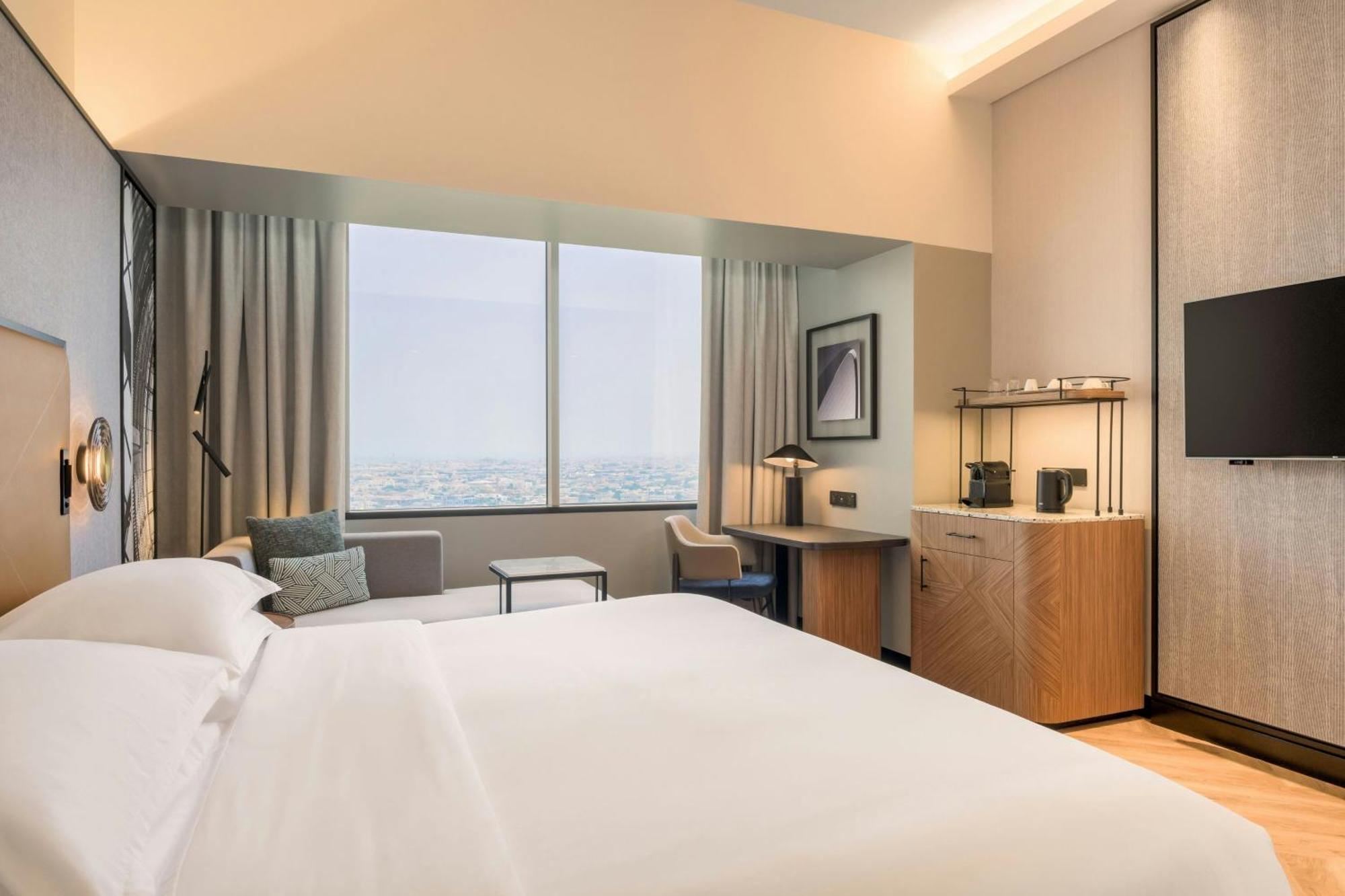 Club Zimmer mit Kingsize-Bett und Blick auf die Skyline – Zugang zur Club Lounge inklusive Frühstück, Abendcocktails sowie alkoholfreien Erfrischungen und Kanapees